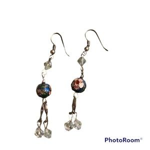 🌸Women’s dangle earrings w/flower bead in the center & gems, preowned.